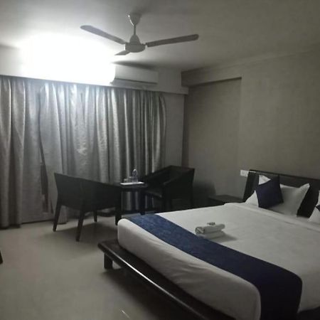 Aec Residency Hotel Alappuzha Екстериор снимка